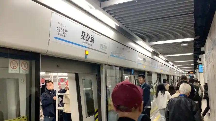 上海地铁九号线蚕宝宝908完成早高峰运营回库摄于2023.11.22日09.15分