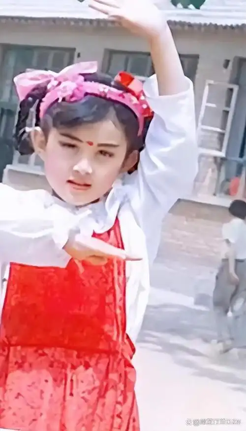 赵丽颖出生于1987年,她的童年是在河北省廊坊市的一个农村家庭中度过