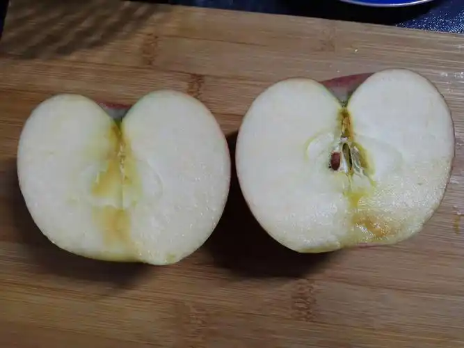 横切或纵切苹果,梨子,香蕉.