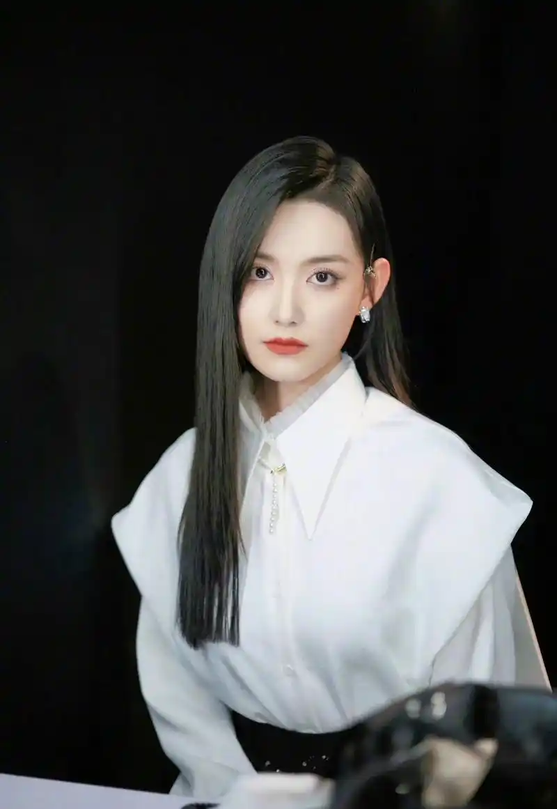 蒋依依黑长直造型气质干练气场全开黑色穿搭优雅高级