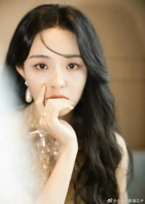 沈梦辰李莎旻子为靳梦佳打call