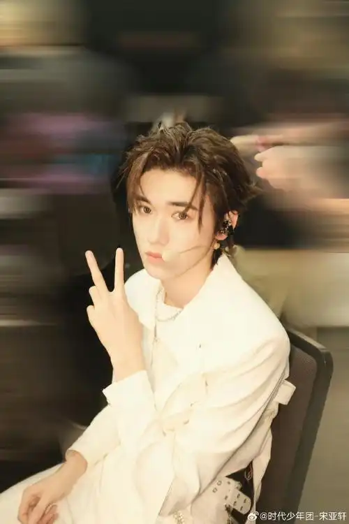 宋亚轩晒小时候照片