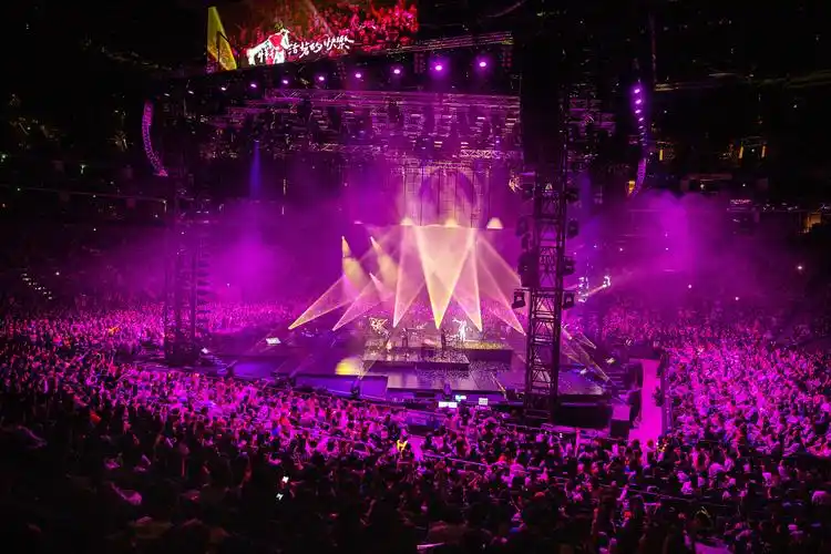 演唱会一开始场灯全开,在现场满座的一万多观众面前,从机械式嗒嗒嗒的