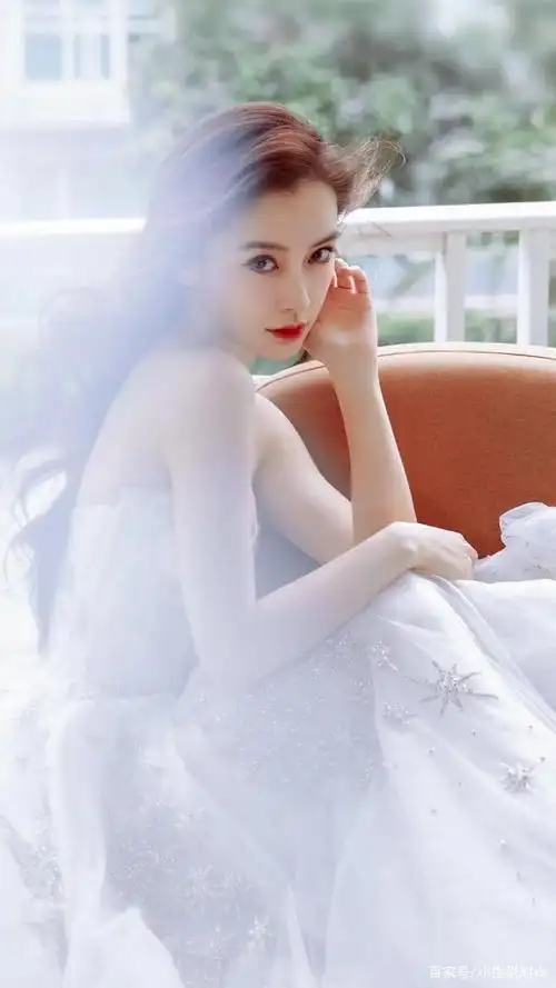 杨颖身穿一袭白色婚纱裙,展现魔鬼的身材,天使的面孔,无死角的美,十分