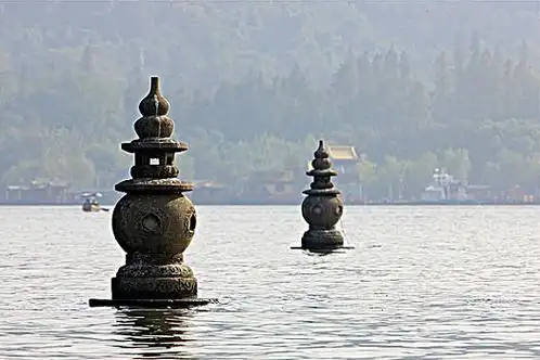 杭州西湖三潭印月二塔近景