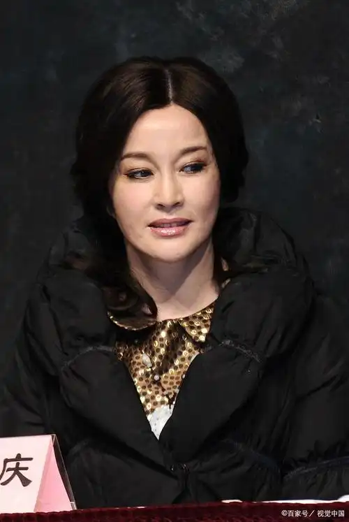 刘晓庆凭借着自己出色演技和迷人的外貌,一直是影视界的风云人物