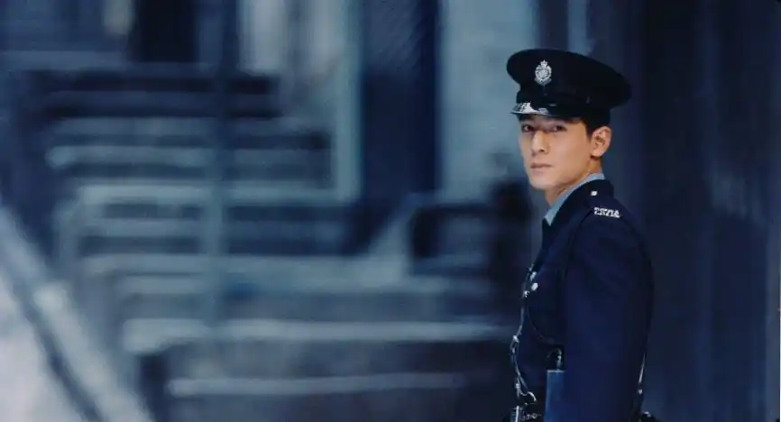 入行多年,吴彦祖的男神地位是大家公认的,无论是正派反派还是亦正亦