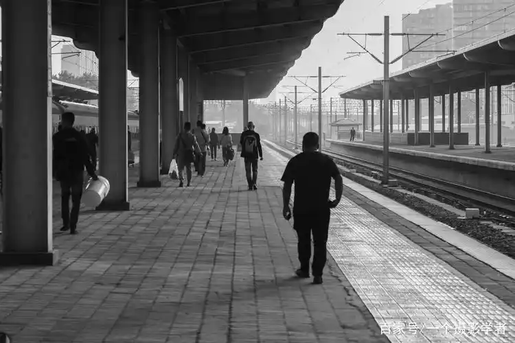 2018年9月17日早上进入站台后,我把踏上归途的行人匆忙的背影通过相机