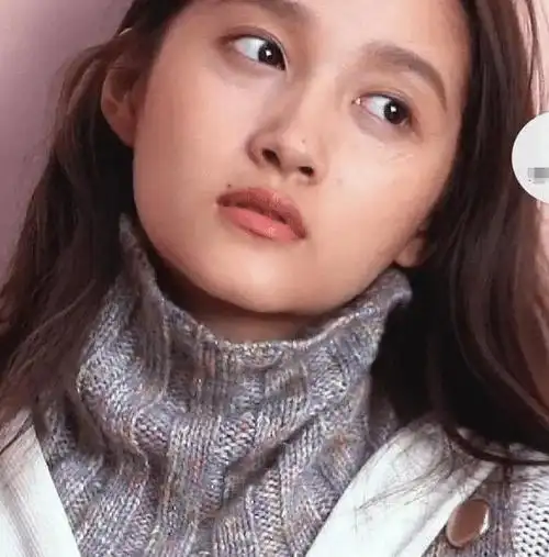 关晓彤素颜拍特写,放大细看皮肤黑,眼圈重!