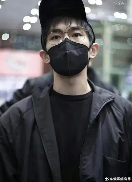 易烊千玺式戴帽子