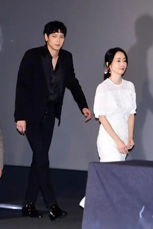 李贞贤一袭纯白色观众说:很养眼