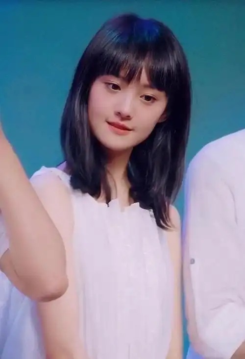 郑爽18岁旧照曝光!穿白裙搭齐刘海清纯甜美