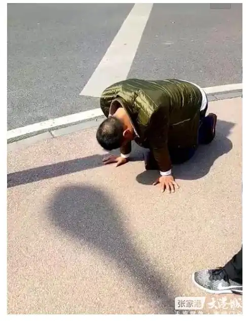 张家港一男子当街下跪…疑似求老婆原谅?