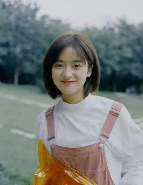 短发也很适合沈月,与休闲装搭配在一起,简单又好看,大家喜欢吗?