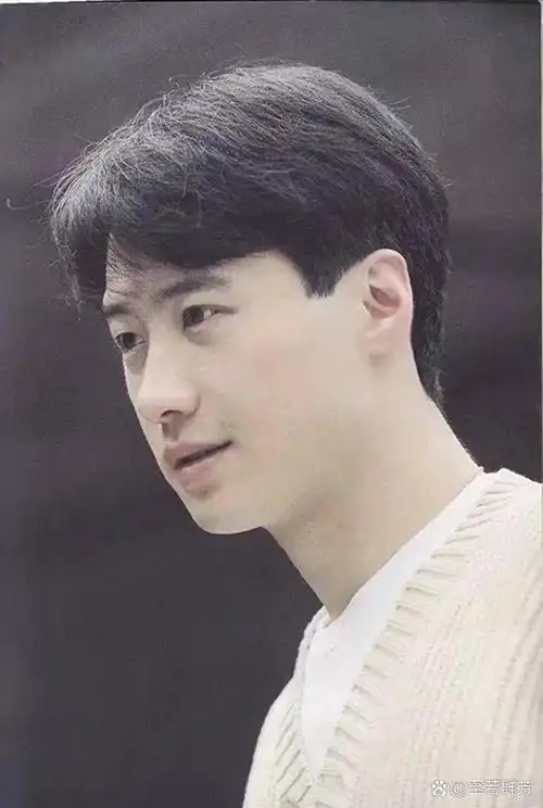 黎明的"天王嫂"阿wing 黎明的二婚对象阿wing,比黎明小19岁,曾是模特