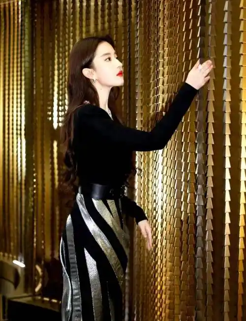 刘亦菲身穿黑色深v条纹裙出席活动,美得有型!_造型_时尚_裙子