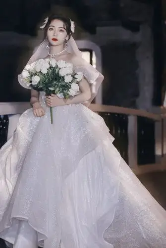 许佳琪婚纱照,"回眸"的一瞬间,还有人配的上她?