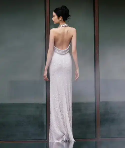 00后女明星张艺凡,露背礼服赢麻了