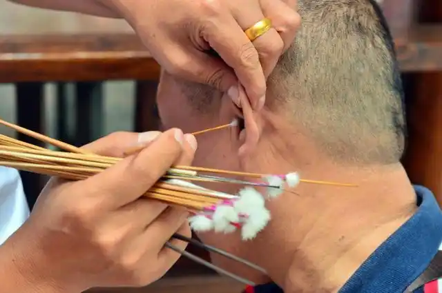 耳朵总是发痒,却掏不出任何东西来?医生:多留意身体这4个问题