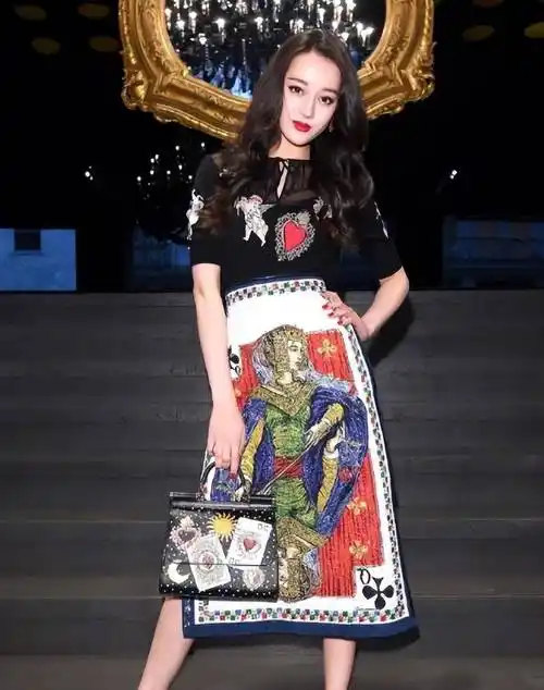 迪丽热巴米兰时装秀,穿束腰抹胸裙,好身材一览无余_设计_元素_选择了