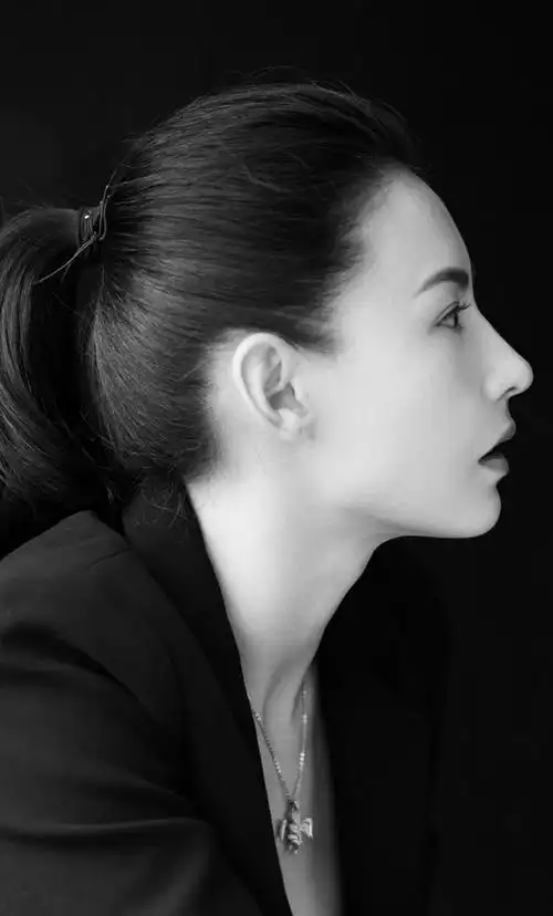 张柏芝干练英气黑白写真图片