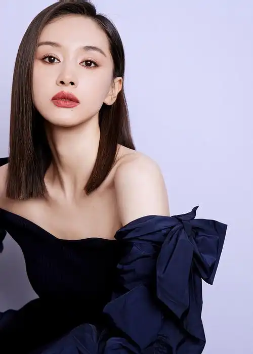 王子文的一组写真曝光,照片中她穿黑色花苞袖紧身上衣时髦干练,大秀