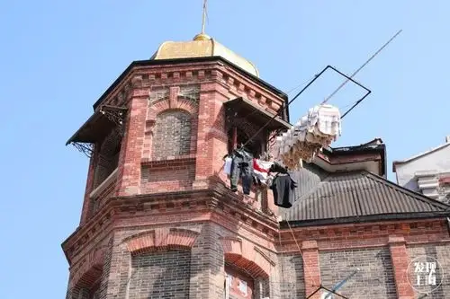 景林庐最具特色的一个金顶,夺人眼球,这是20世纪初建的外廊式建筑,略