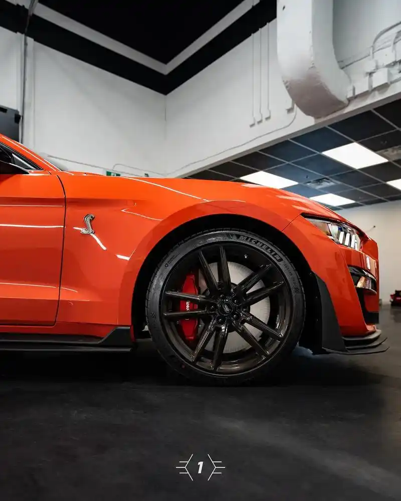 这台红色的野马眼镜蛇gt500,光是红色的油漆和外表线条就让人血脉偾张