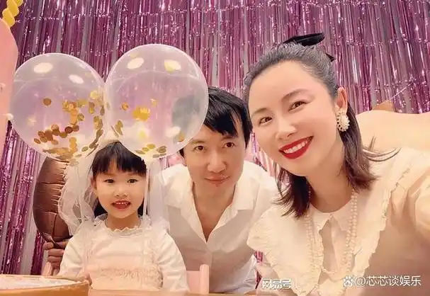 梅婷前夫全家福曝光!鄢颇与妻子甜蜜搂腰超恩爱,女儿不及妈妈美