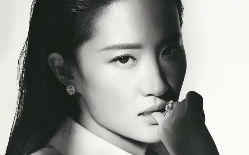 刘亦菲杂志性感黑白写真图片桌面壁纸