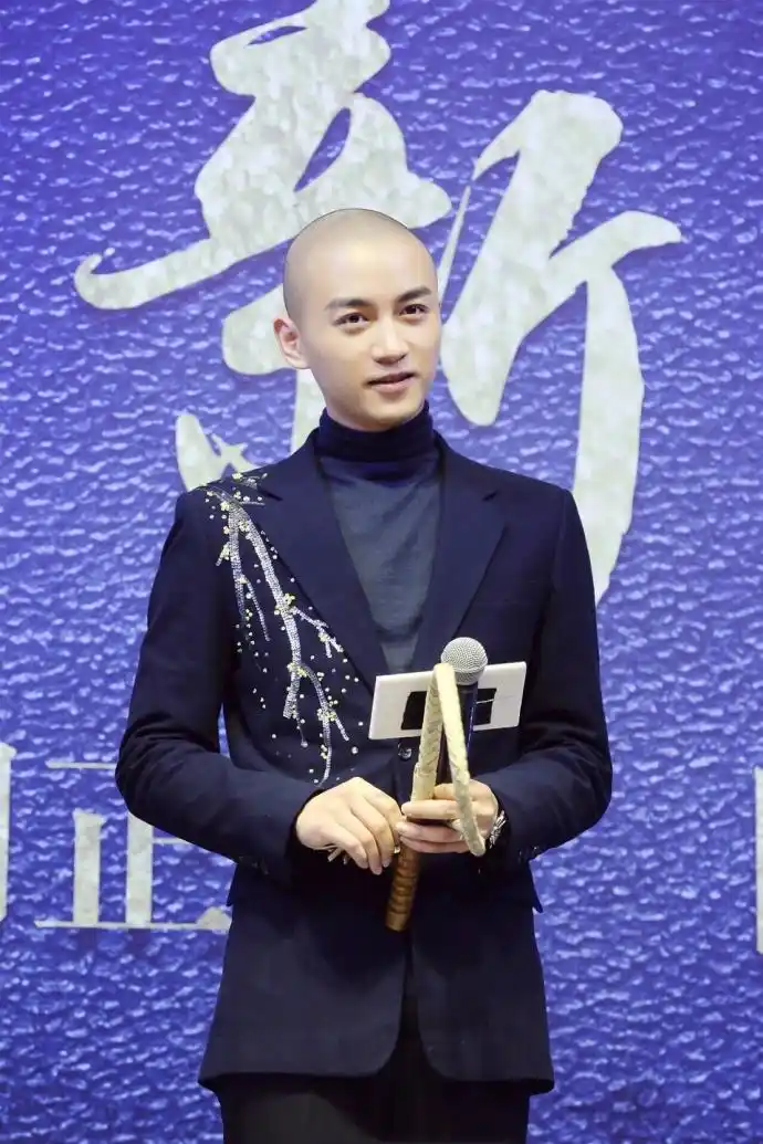 陈晓光头造型依旧帅气逼人