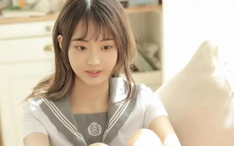 甜美纯情校花学生制服校园迷人写真