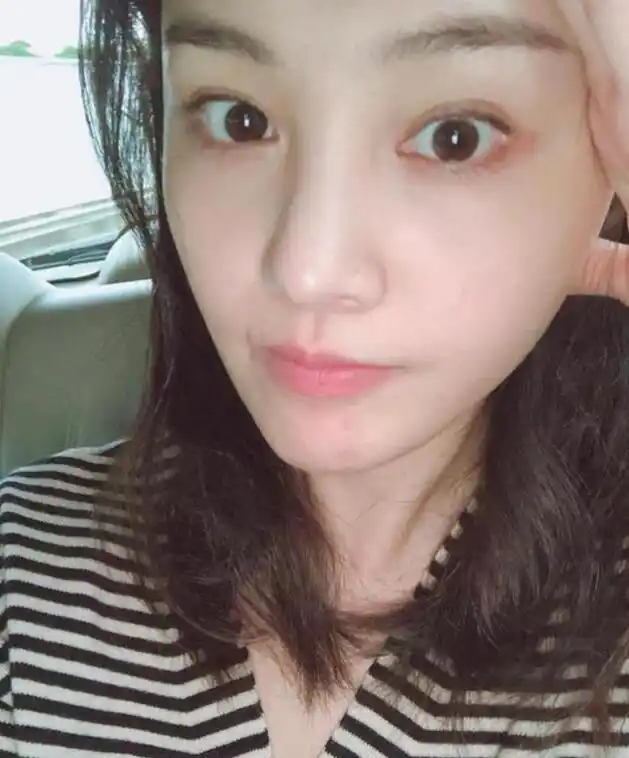 明星郑爽晒素颜自拍 回应演技争议坦言:不和别人比