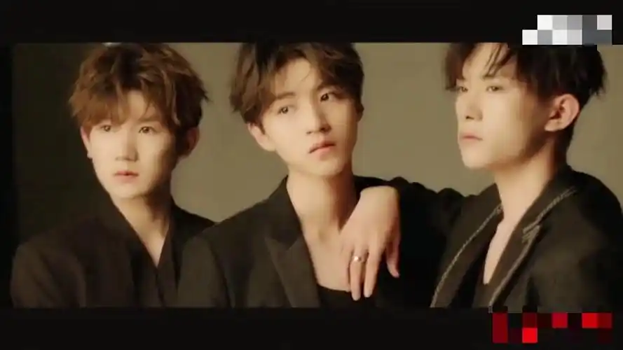 tfboys合体新杂志出炉了!三人同穿低胸装,肌肉线条更是撩人!