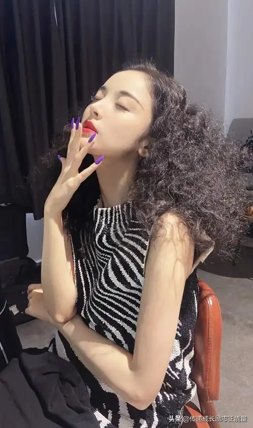 娜扎烫爆炸头配上红唇十足复古