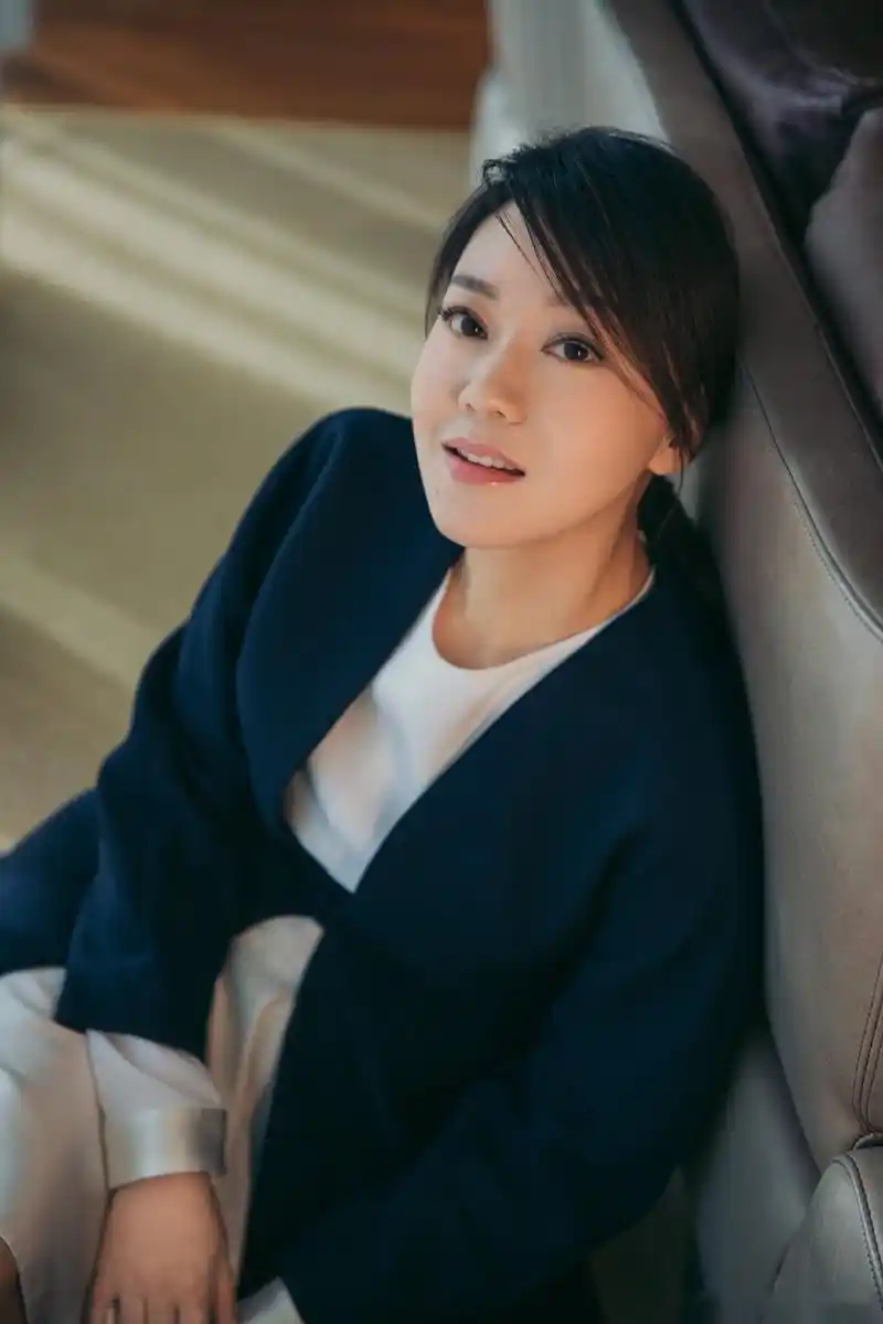 荧幕前,你是戏路多变的实力派演员,无论是什么角色你都拿捏的恰到好处