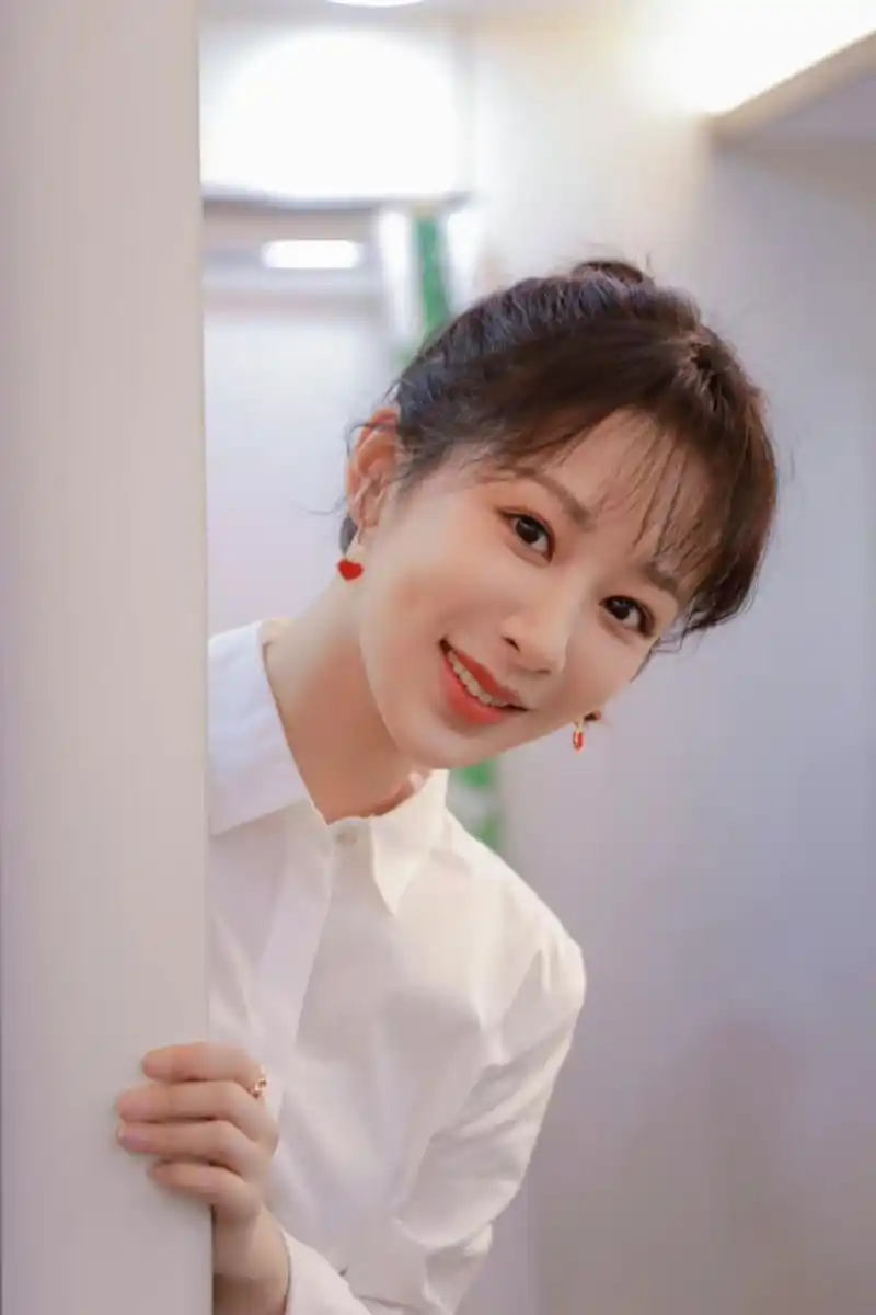 杨紫一身白衬衫装扮,面带甜美的笑,清纯优雅,甜美可爱,清新脱俗,仙气