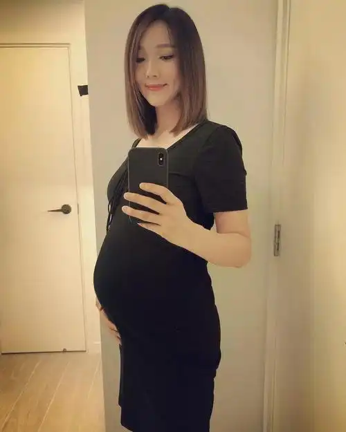 李亚男囡囡随时出世与王祖蓝影孕照齐晒白滑巨肚