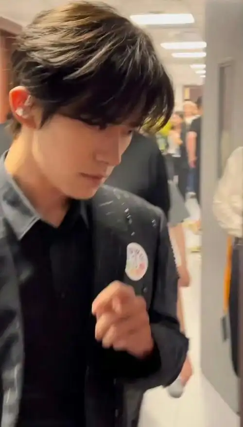 易烊千玺不辞星海舞台##易烊千玺献唱不辞星海