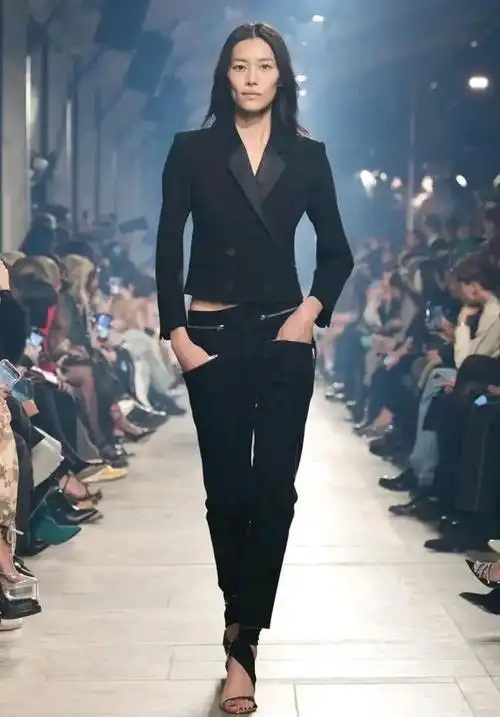 刘雯7小时走秀3场,演绎三套风格迥异的全黑look_深圳热线