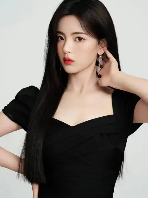 "锦鲤妹妹"杨超越写真:甜美时尚女神