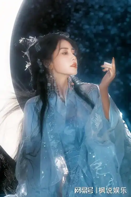 杨颖中秋节写真仙气十足月下浅酌清冷感古装好美