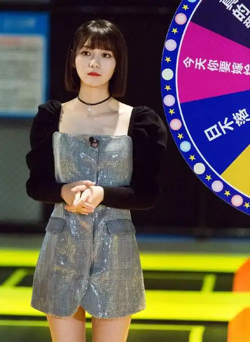 段奥娟这是又瘦了?深灰卡通t恤加牛仔裤,也能穿出女神范儿