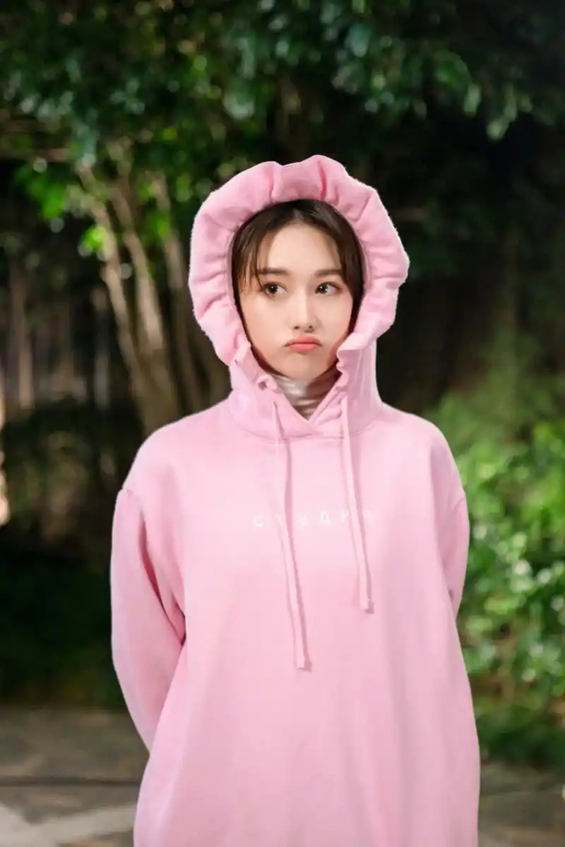 每日打卡#张馨予身穿粉色花苞帽衫简直萌翻了,如果搭配一个奶嘴的话