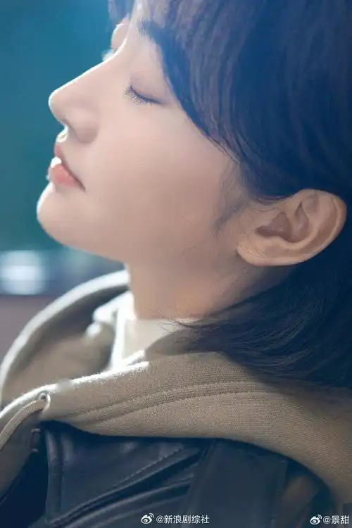 景甜短发照来啦短发77黑色皮衣又甜又辣的甜甜登场