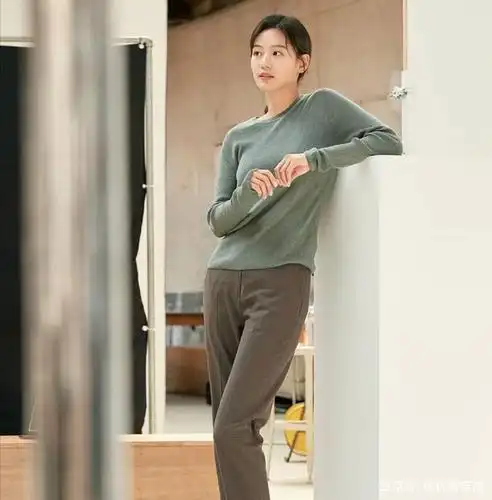 韩国"国民女神"全智贤,穿衬衫配牛仔裤拍画报,温柔起来好气质