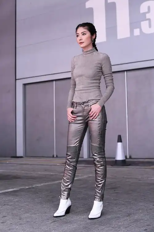 陈慧琳一身时尚飞行服 被网友赞叹最美飞机师