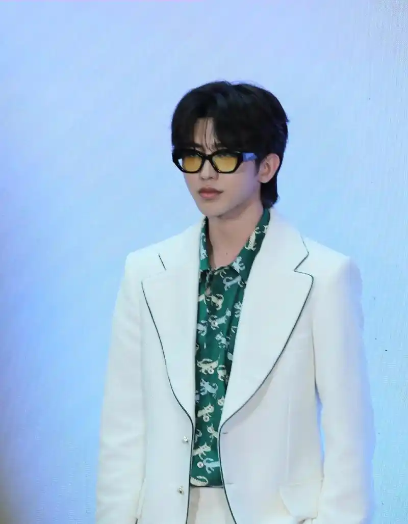 哈哈这眼神杀太可爱了吧猪咪坤 哈哈真的好可爱#蔡徐坤 葵葵猪 - 抖音