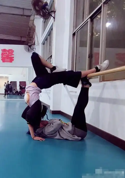 花样秀性感!美女劈腿壁咚秀逆天好身材