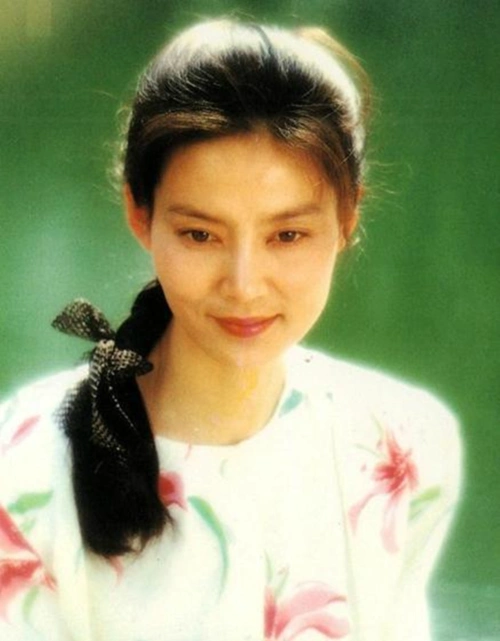 难得一见的潘虹年轻照,真是美艳动人,清纯可爱
